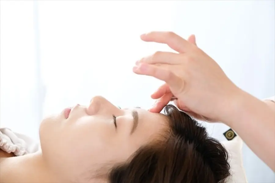 【大阪府池田市石橋の鍼灸院はりとおきゅうとエム】顔に数本鍼を刺している美容鍼のイメージ画像