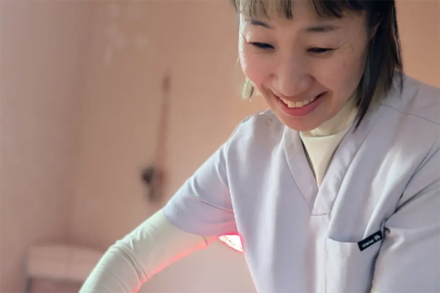 【大阪府池田市石橋の鍼灸院はりとおきゅうとエム】院長田中光代が笑顔で施術しているプロフィール画像