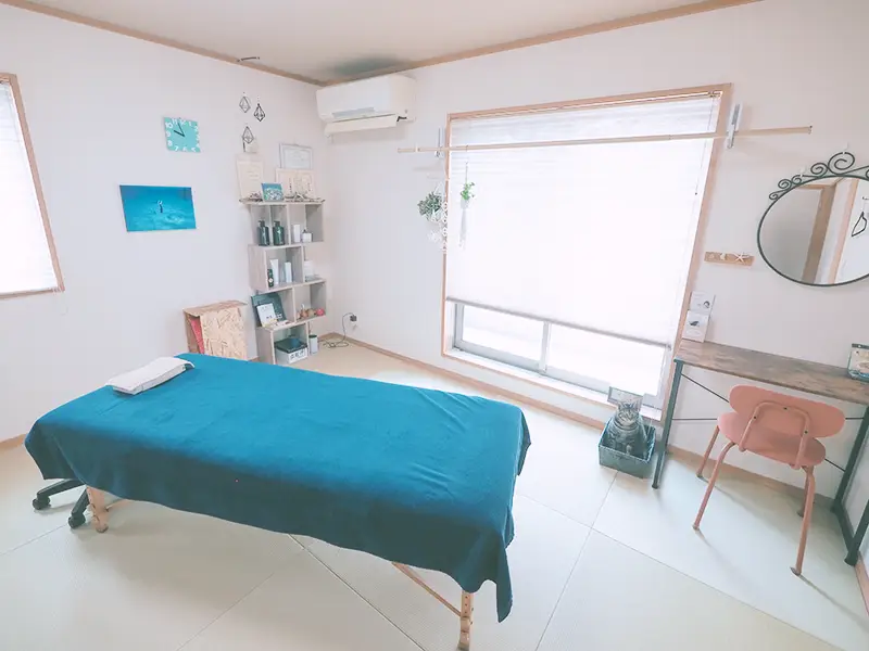 【大阪府池田市石橋の鍼灸院はりとおきゅうとエム】海をイメージしたアットホームでくつろげる施術室の風景